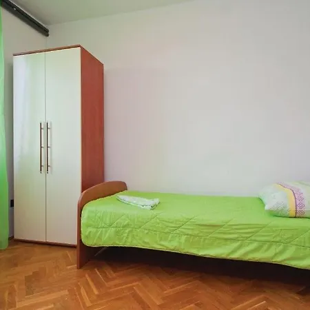 Apartment With A Parking Space - 13761 Fazana